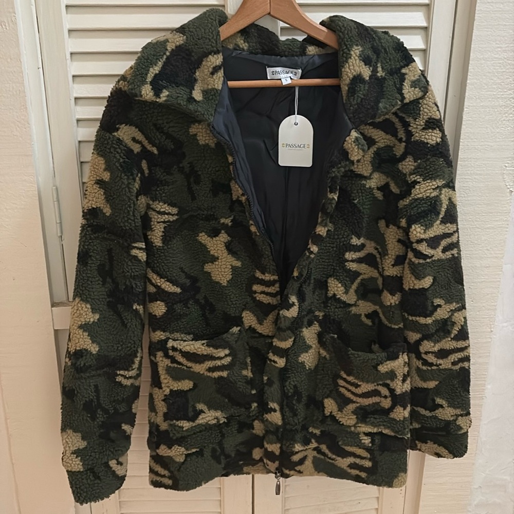New camo zip up jacket with 2 pockets size small